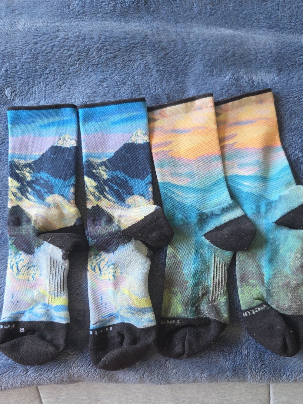 Feetures Light Cushion Mini Crew Socks - Picture 2 of 2